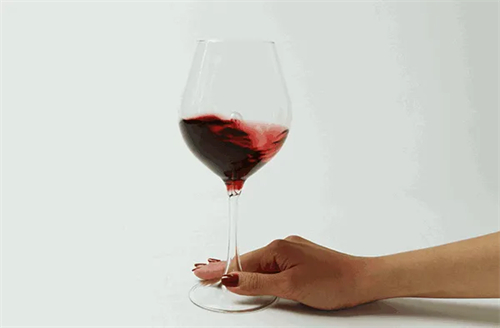 喝葡萄酒摇晃酒杯